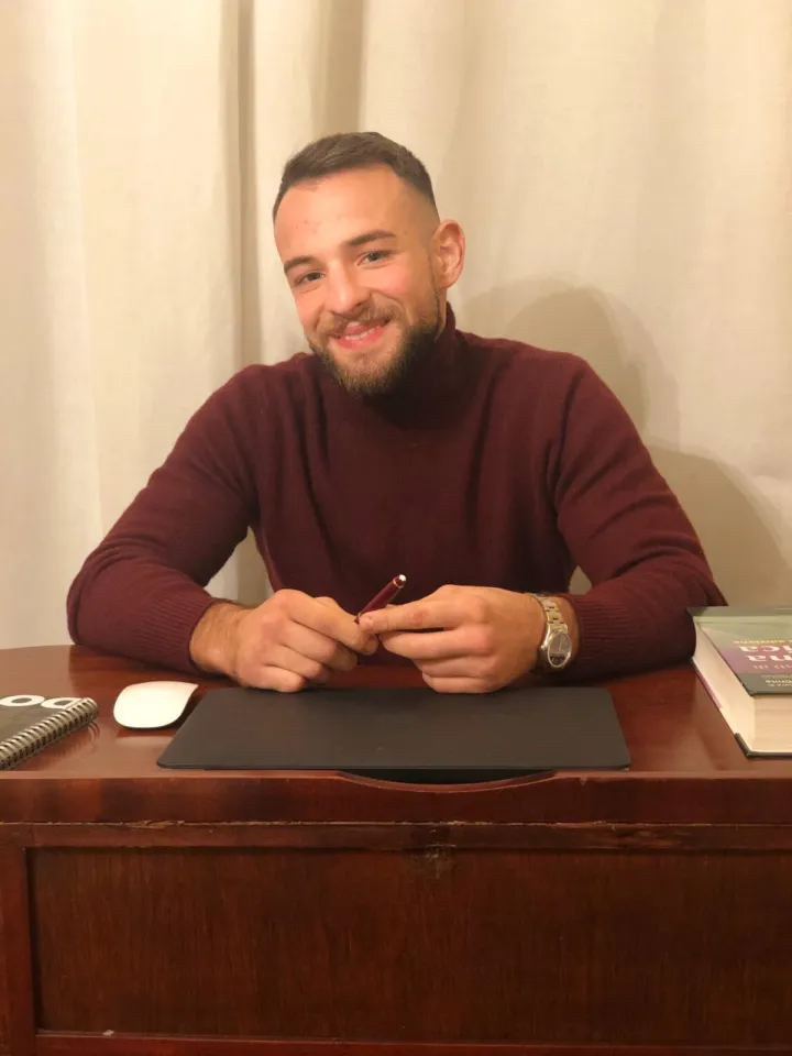 Il Dott. Lorenzo Sportolari nel suo studio