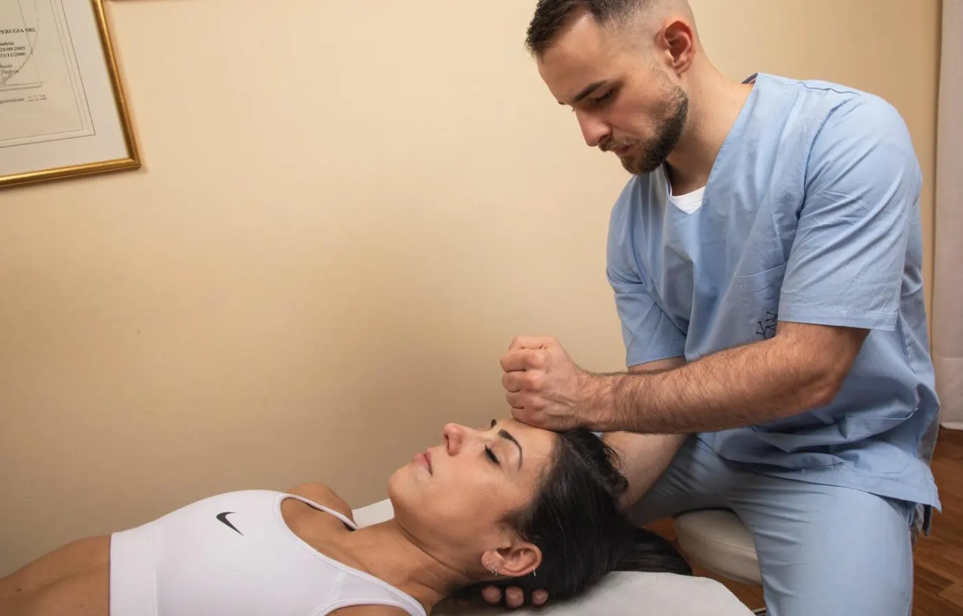 Lorenzo Sportolari durante una seduta di terapia manuale